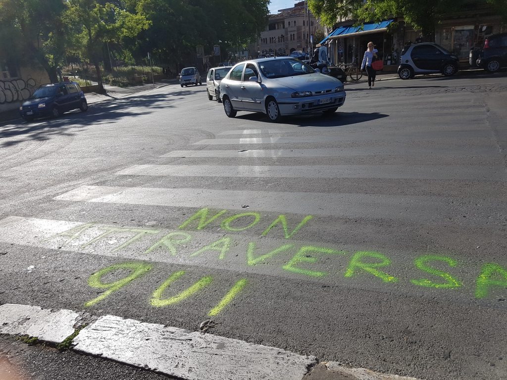 Roma, a Piazza Sempione spunta la segnaletica orizzontale &lsquo;fai da te&rsquo;