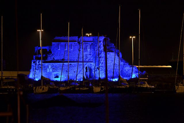 Il molo del lazzaretto in blu (foto Walter Ibelli)