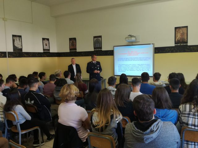 Studenti del Cardarelli a lezione con la Polizia Scientifica