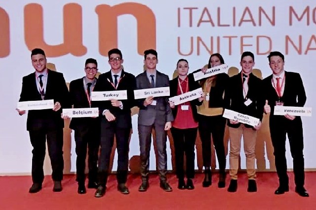 Diciassette studenti nei panni di ambasciatori