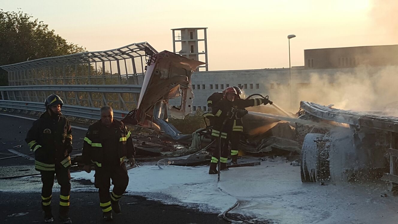 Superstrada, tir tampona due auto e si incendia: un morto