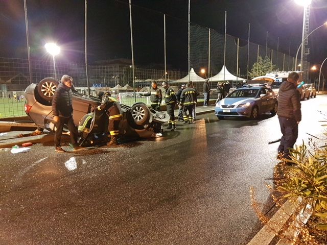 Auto abbatte palo della luce e si cappotta a San Gordiano