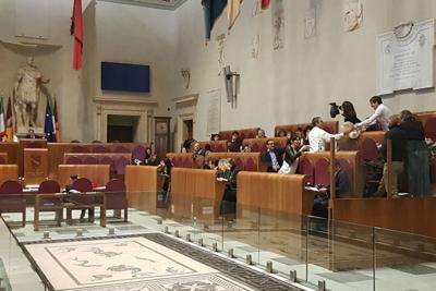 Rifiuti, protesta Pd: sacchetti di spazzatura in aula Campidoglio