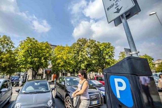 Strisce blu, "se il parchimetro non ha il bancomat il parcheggio &egrave; gratis"