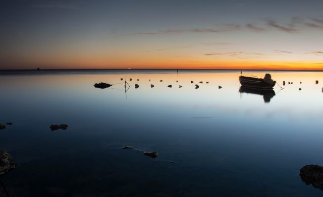 La barca che aspetta il tramonto (foto Alessio Pucci)