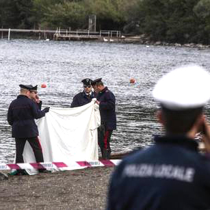 Trovata morta sulle rive del lago di Bracciano: forse un incidente