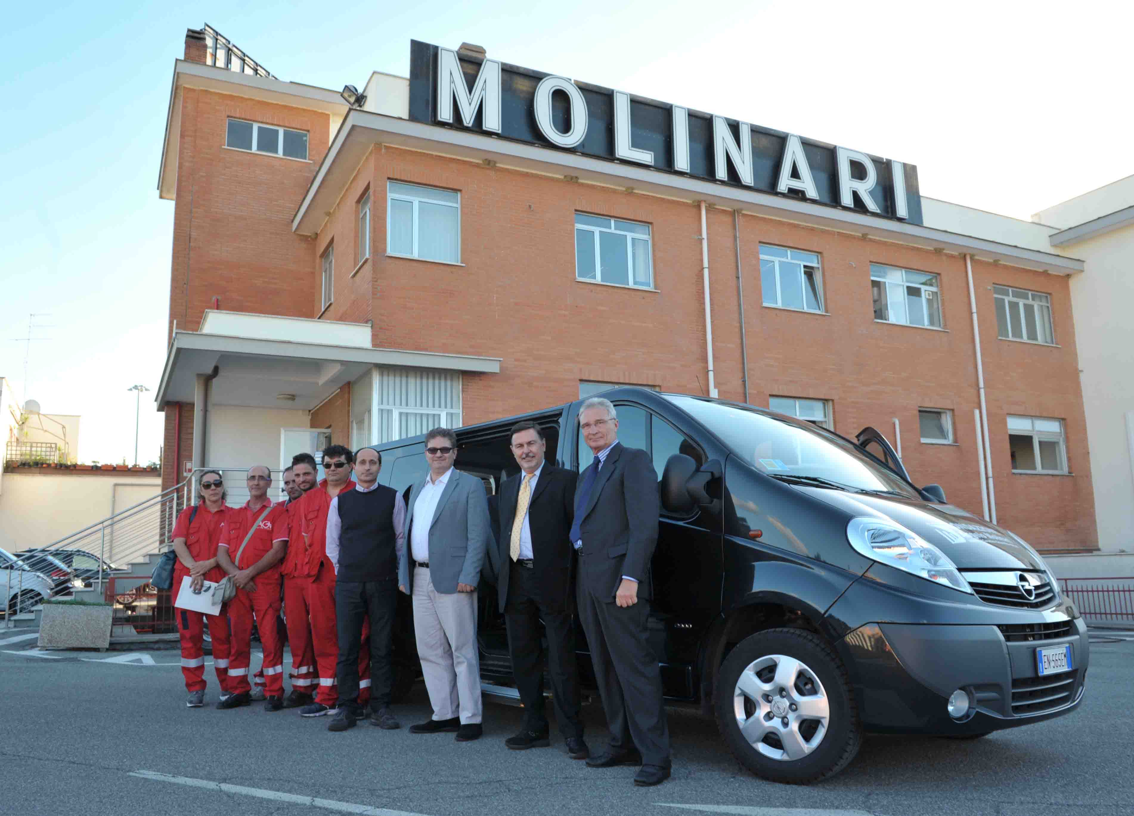 Dalla Molinari un pulmino per l'Aga