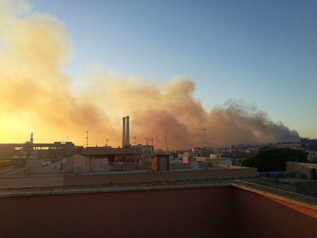 Incendio al tramonto (foto Giusy Pesarini)