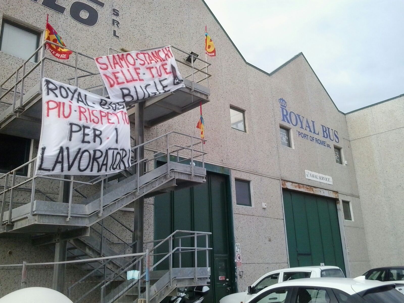 Royal bus, la rabbia dei lavoratori cresce