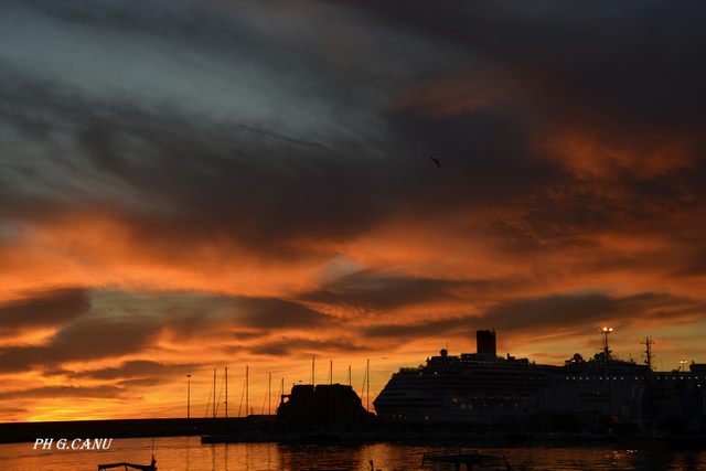 Tramonto sul porto (foto Giovanni Canu)