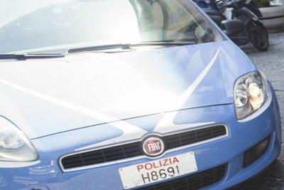 Rischia parto in auto nel traffico, polizia la scorta in ospedale