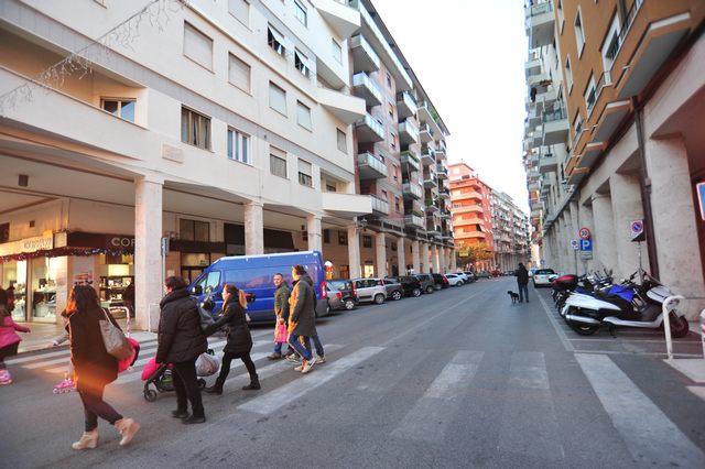 Nunzi: diminuiscono i negozi in centro