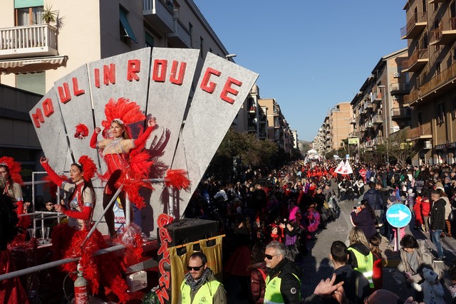 Sfilata carri di carnevale (foto Tino Romano)