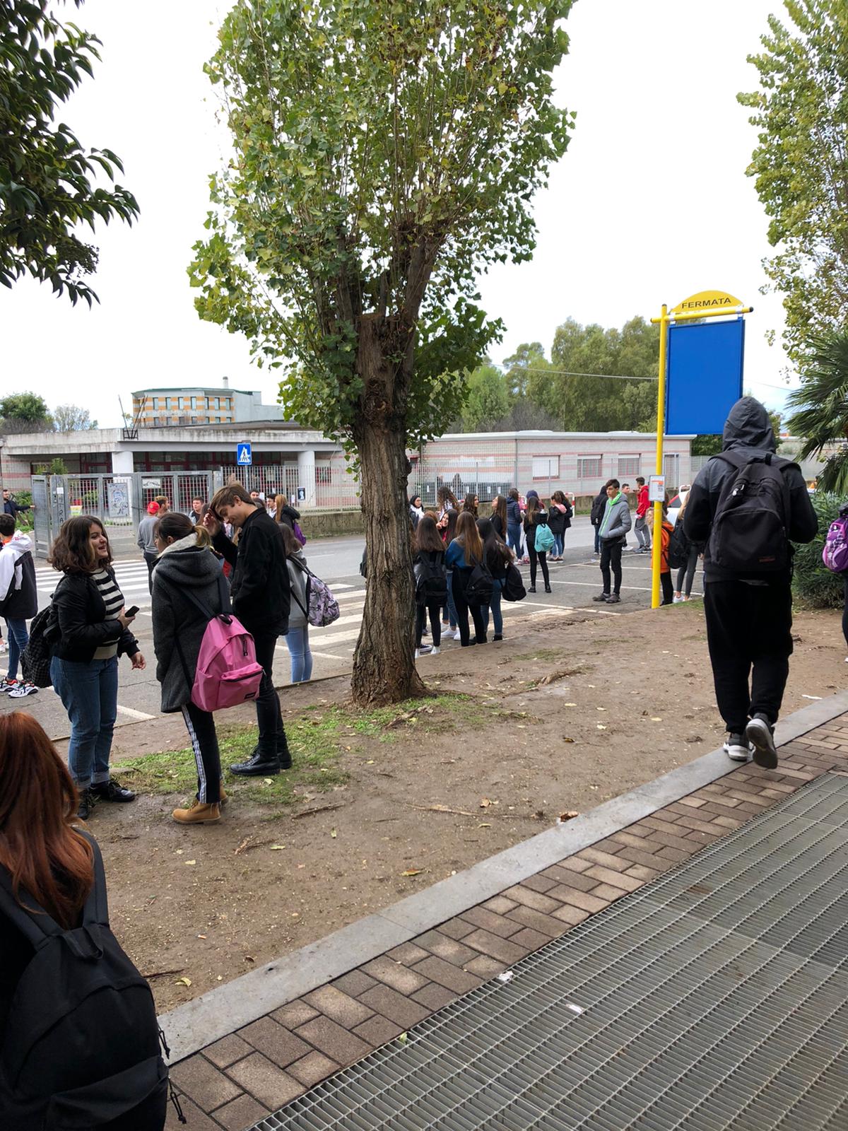 Cerveteri: piove all'Enrico Mattei, studenti in protesta