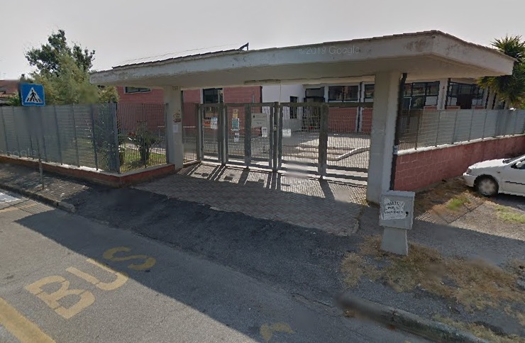 Cede un pannello a soffitto a causa della pioggia