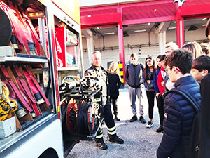 Gli studenti in visita ai vigili del fuoco dell&rsquo;aeroporto