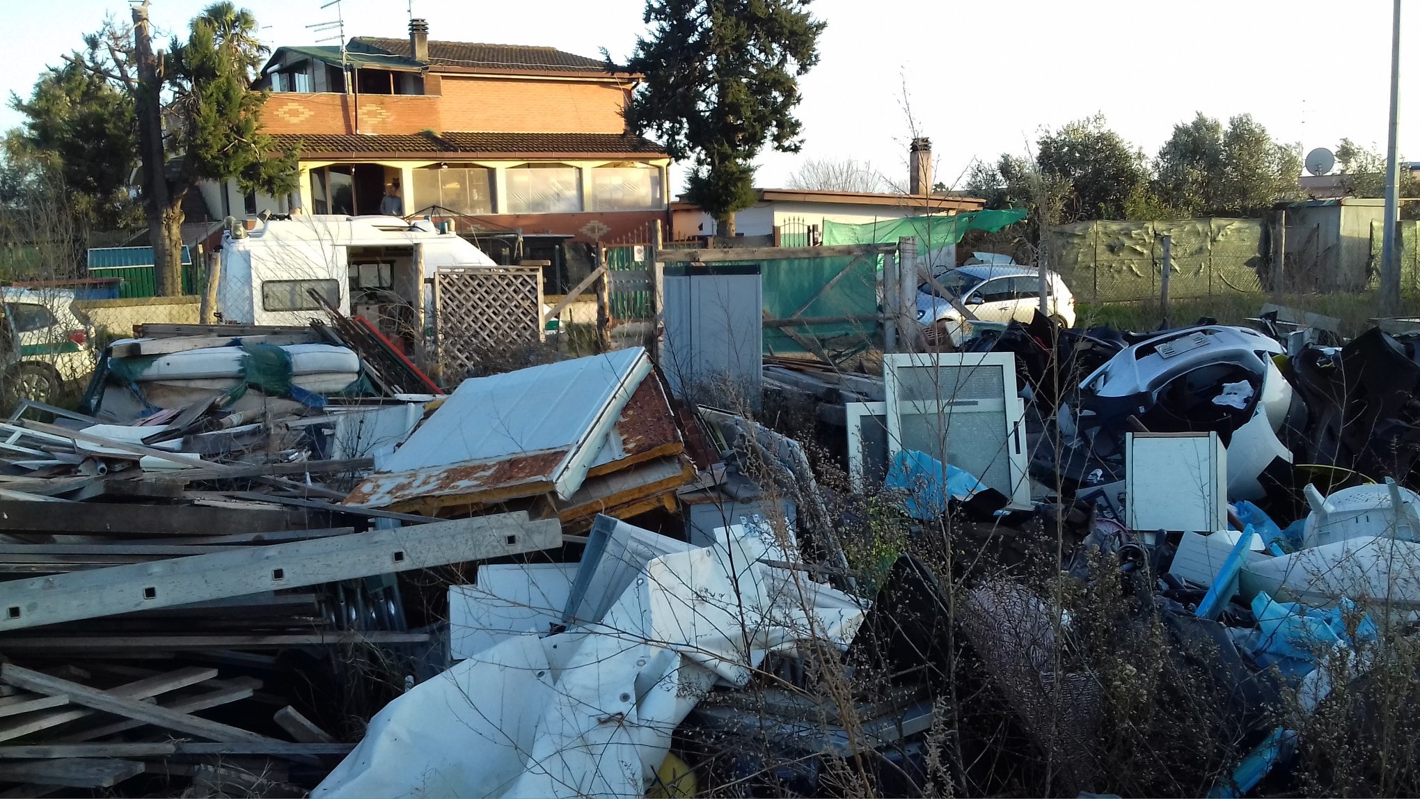 Discarica a cielo aperto al Cerreto: una denuncia