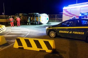 Cisterna si ribalta: paura al porto