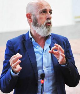 Lungomare transennato: bisogna restare a casa