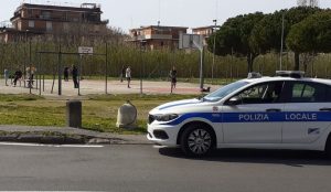 A pesca sugli scogli nonostante i divieti: identificato e denunciato