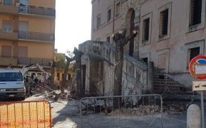 Espianto degli alberi sotto il palazzo camerale: è scontro