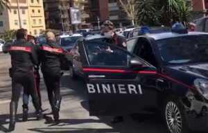 Rapinano anziana: la gente scende in strada, li accerchia e li blocca