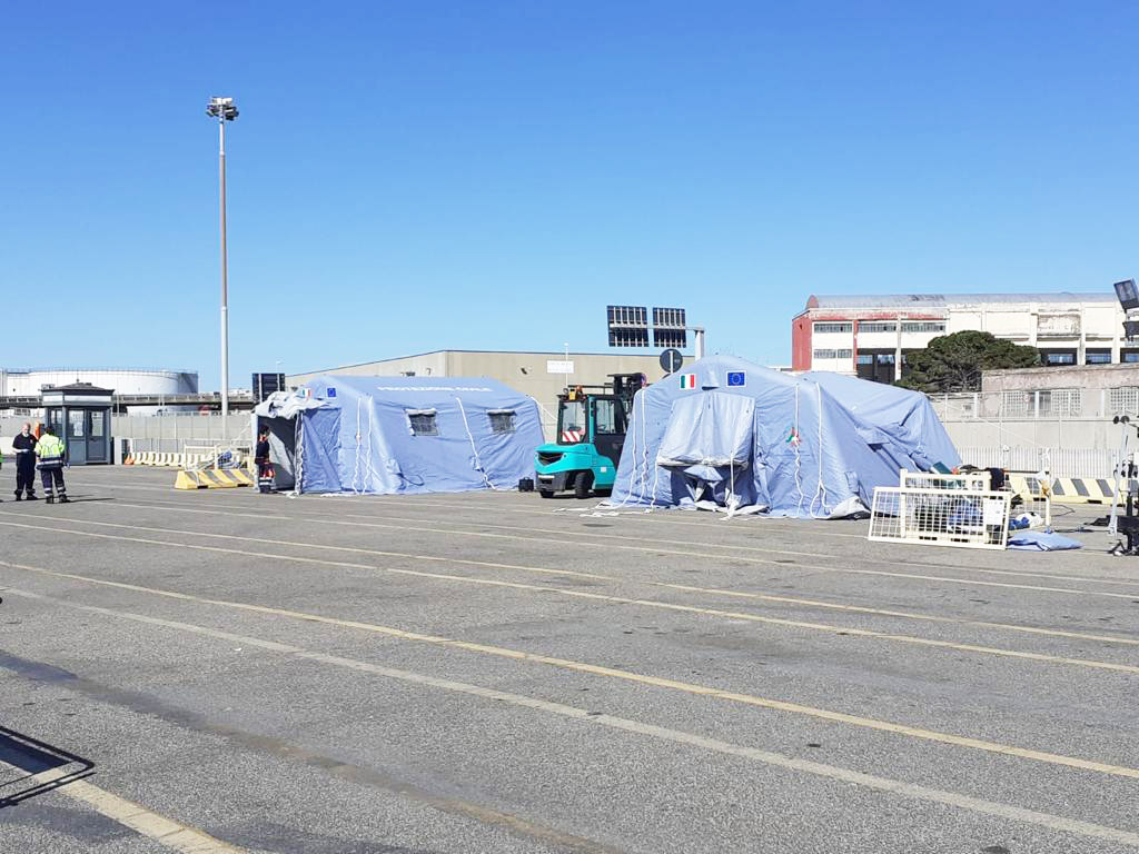 Coronavirus, postazione fissa per i tamponi in porto