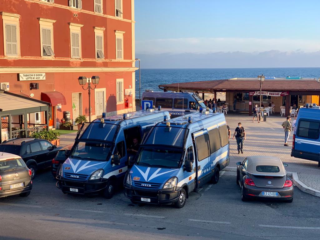 Lungomare presidiato e prima multa