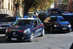 Make-up e ricettazione, pizzicata dai Carabinieri mentre modifica i numeri di targa di un’auto con la matita per gli occhi: arrestata 50enne di Roma