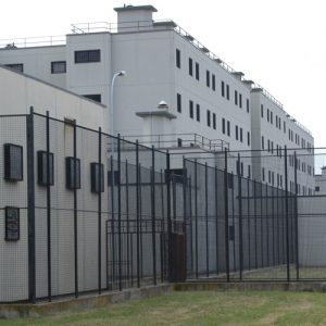 Civitavecchia, detenuti prendono in ostaggio guardia penitenziaria