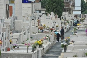 Commemorazione dei defunti, tantissimi nei cimiteri anche ieri nonostante la pioggia