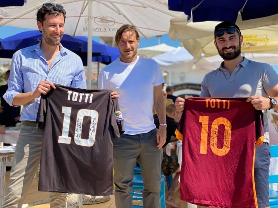 Solidarietà: Totti firma le maglie aggiudicate all’asta