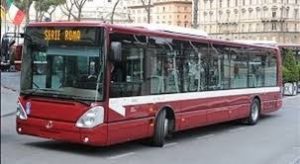 Roma, litiga con l’autista del bus e al capolinea si rifiuta di scendere: denunciata