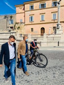 In bici da Divignano per restituire 600 euro al premier Conte: il sindaco Bacchetta fa tappa anche a Tarquinia