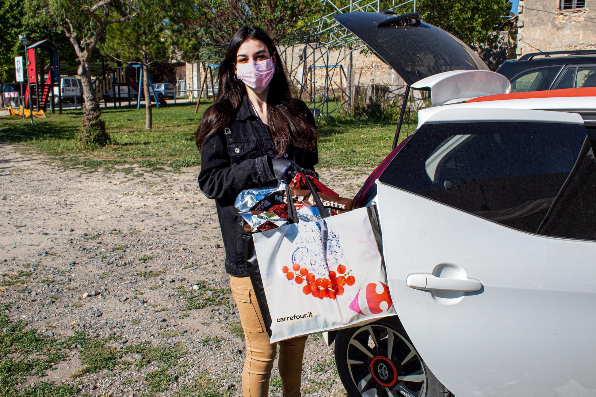 Anche Chiara Bordi, testimonial di Semi di pace, protagonista della consegna a domicilio