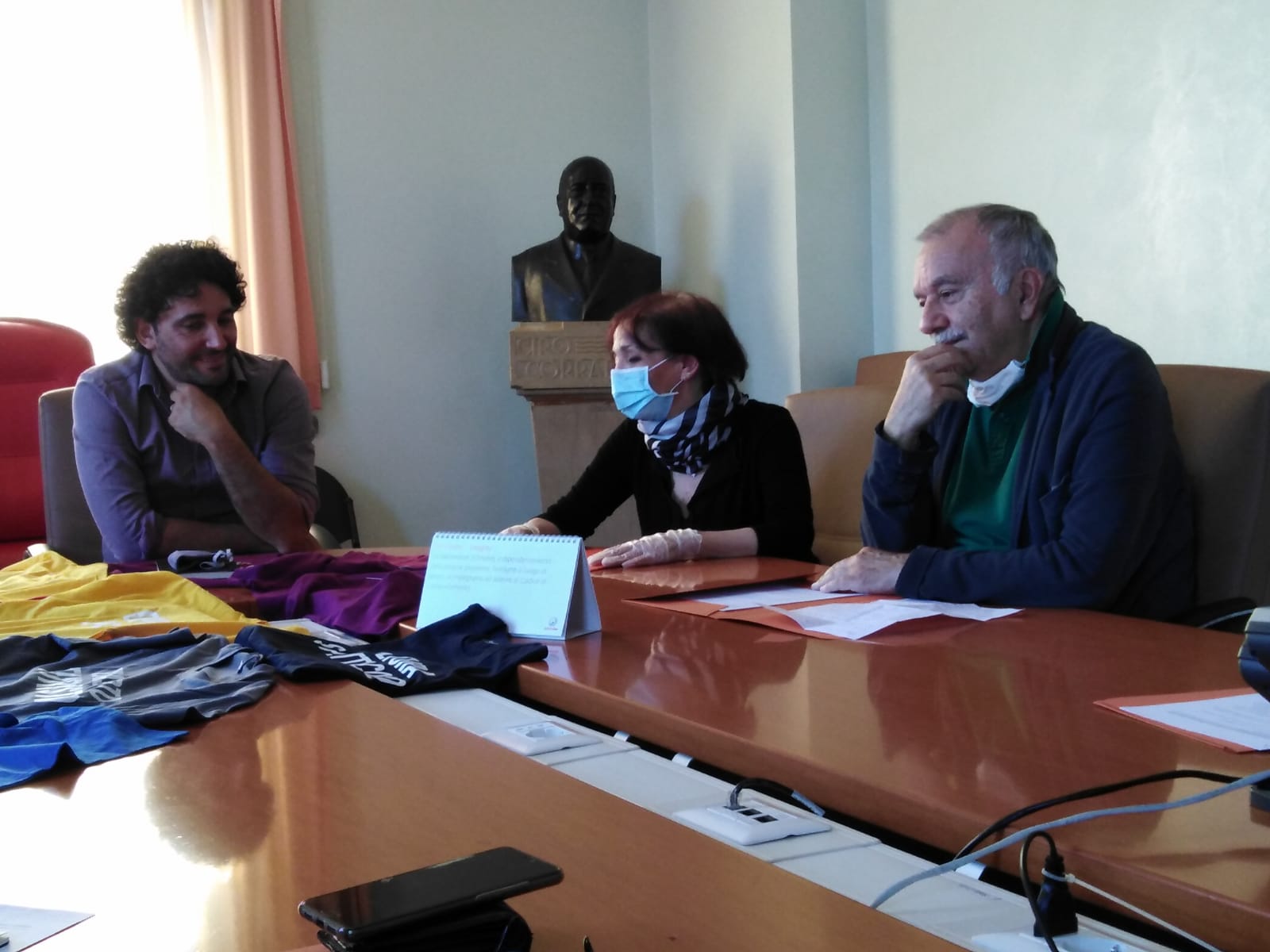 Commercianti e portuali uniti per sopravvivere