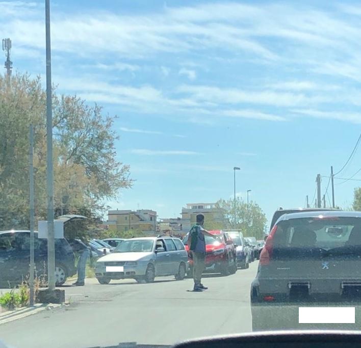 Ladispoli, troppi utenti in coda: caos all’isola ecologica