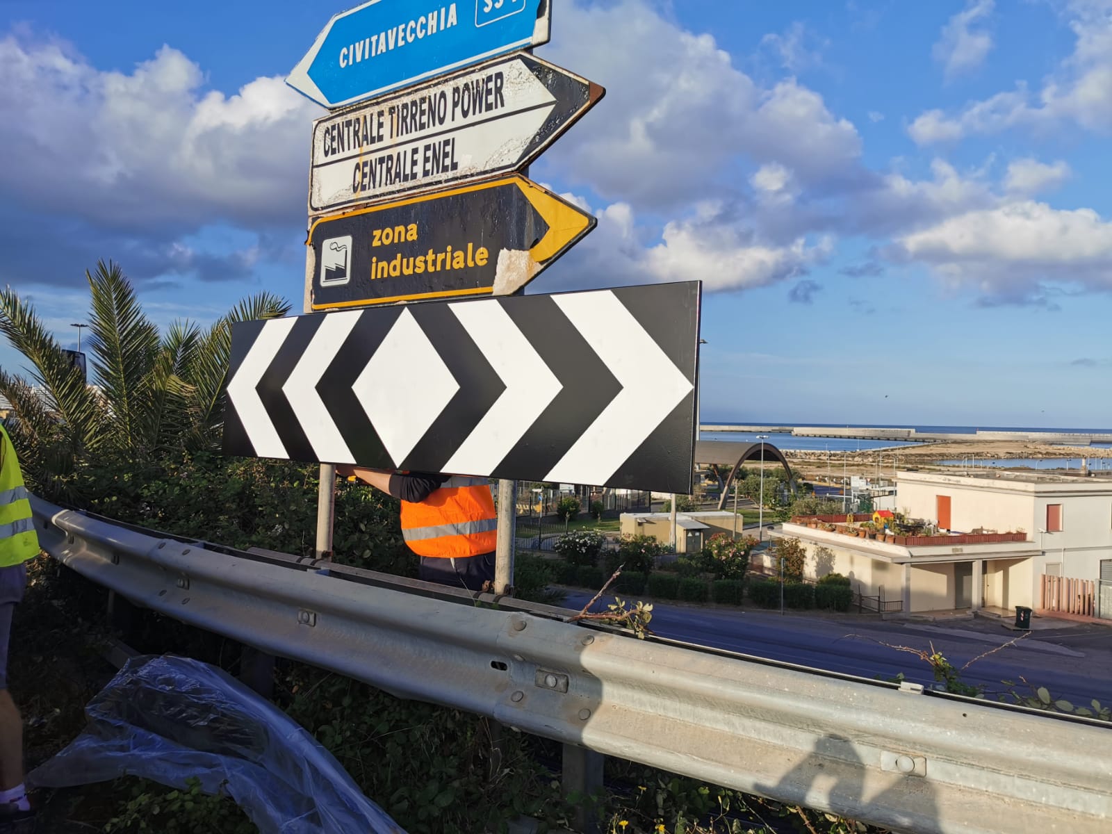 Prosegue la manutenzione della segnaletica stradale