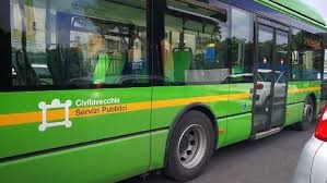 Latina – Sbaglia fermata del pullman, aggredisce autista e poliziotti