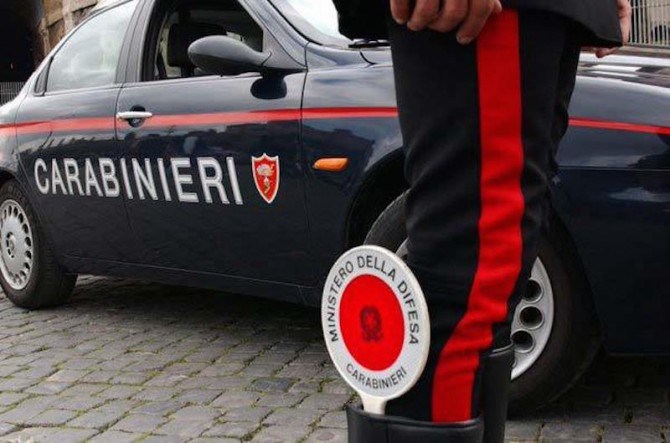 Colleferro, gira in auto con la mamma nascondendo 922 dosi di hashish: arrestato 19enne