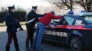 Roma, arrestato piromane in flagranza mentre dà fuoco a rifiuti e sterpaglie a Tor Cervara