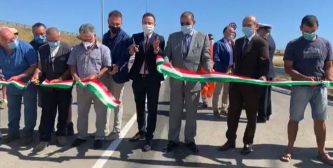 Tirrenica, taglio del nastro per le complanari sul ponte del Mignone