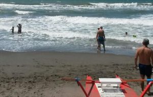 Rischiano di annegare risucchiati dalla corrente: due ragazzi salvati dai bagnini