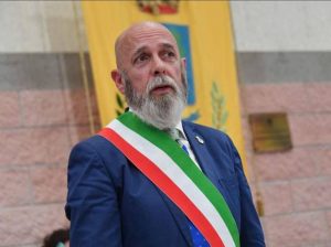 Sedi della Lega imbrattate, il sindaco di Civitavecchia Tedesco: “Solidarietà a Giulivi. Il mondo politico condanni tali segnali”