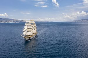 L’Amerigo Vespucci attraccata nello scalo marittimo civitavecchiese
