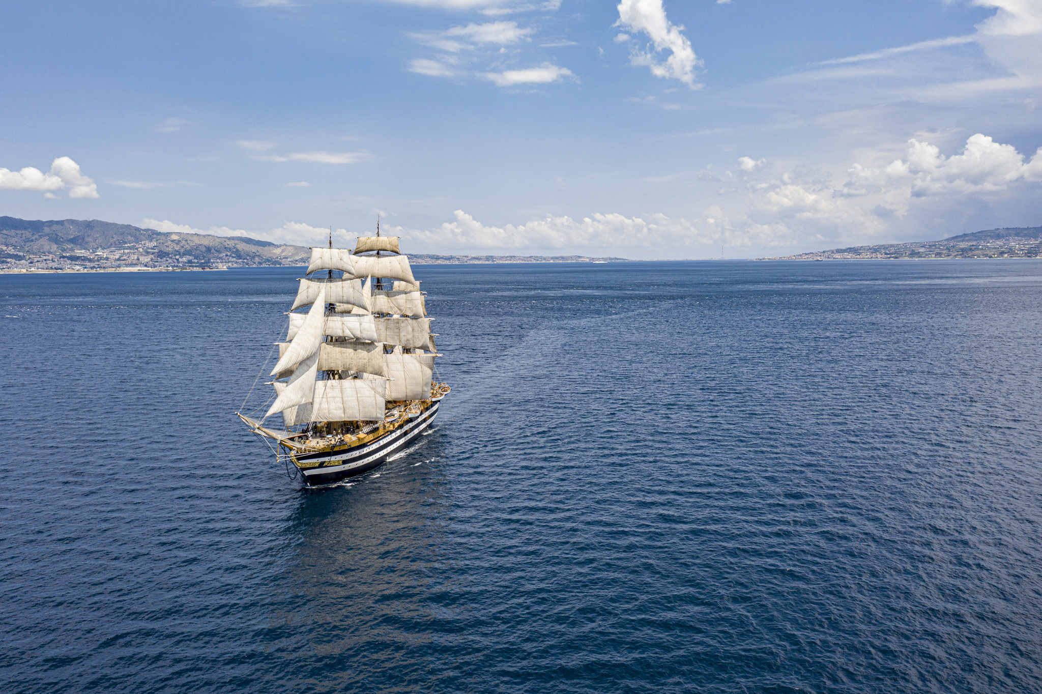 L’Amerigo Vespucci attraccata nello scalo marittimo civitavecchiese