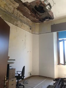 Cede il solaio: paura al Comune