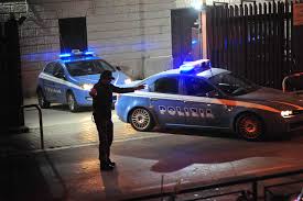 Attende il suo rientro a casa per rapinarla