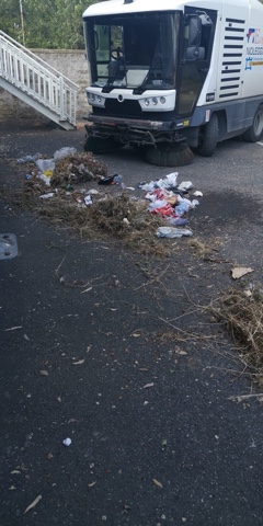 Spazzamento e diserbo, squadra di CSP all’opera