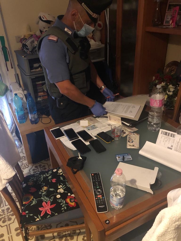 Operazione Rolex, sgominata dai carabinieri banda dedita allo spaccio: arrestato anche un poliziotto